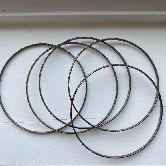 Vintage brassy thin tribal-style bangle bracelets - Picture 4 of 6